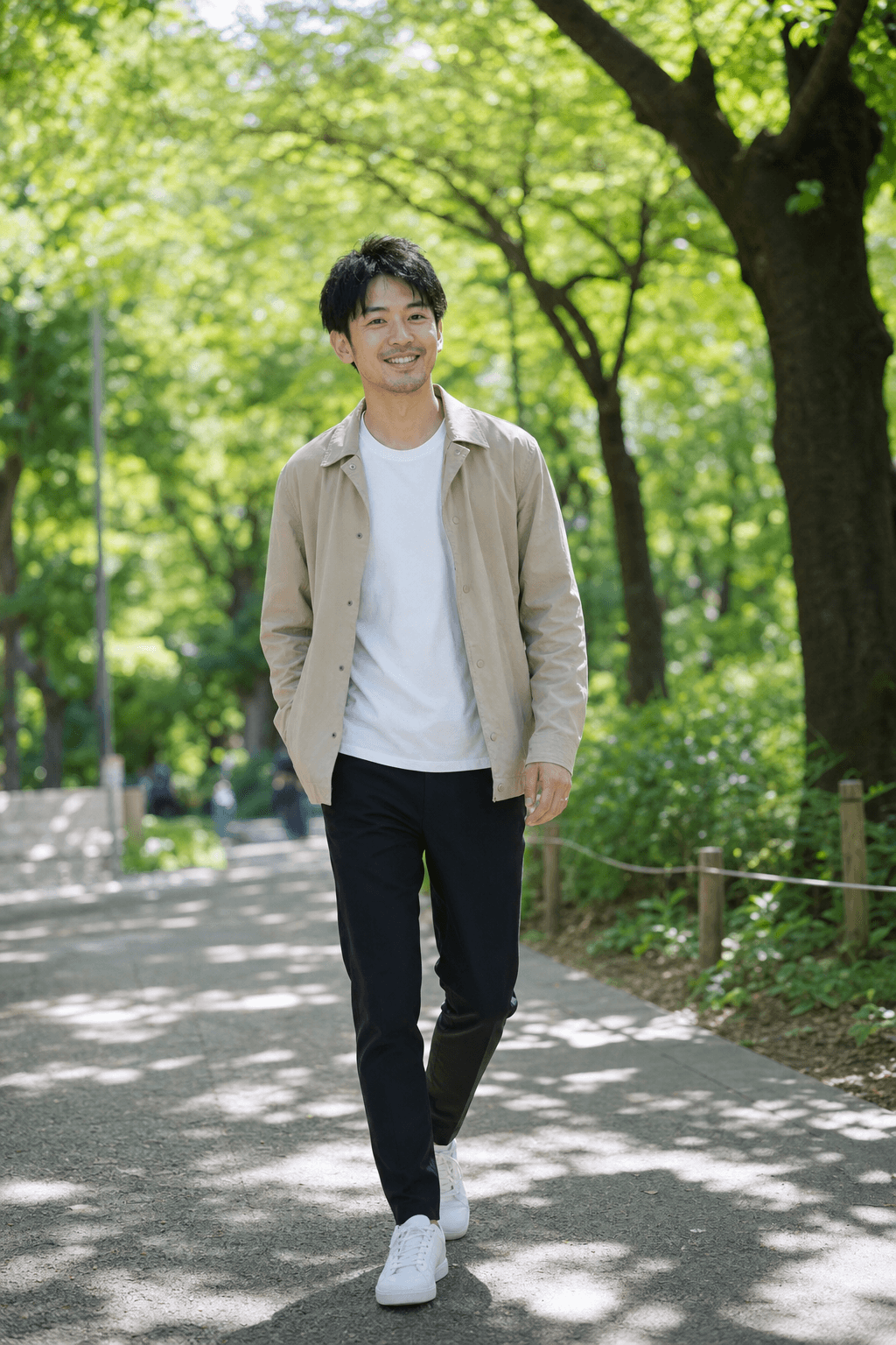 マッチングアプリ用 男性の全身写真の例（公園）